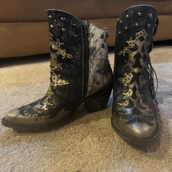 Stylish Black and Silver Women's Boots - Picture 9 of 9